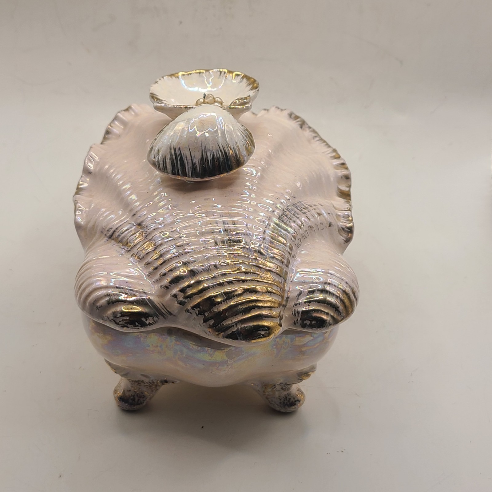 Shell lidded pink iridescent dish by Lipper and Mann. Gold trim. Japan. EUC