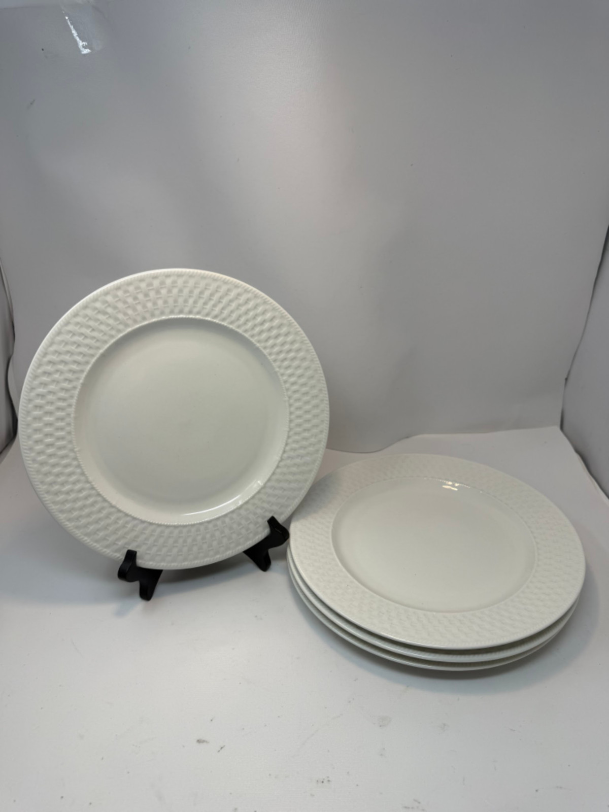Oneida Wicker Basket Weave 10 3/4′ Dinner Plates – Set of 4