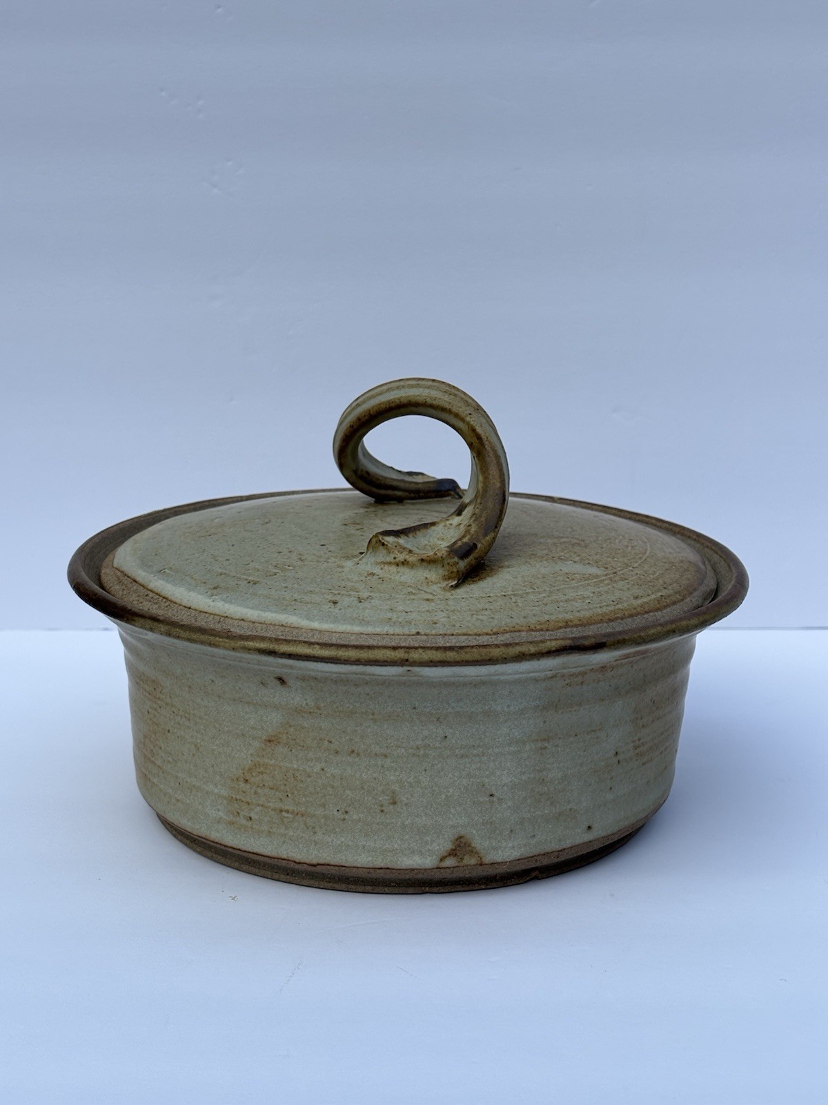 Round Stoneware Covered Casserole Dish Beige Brown Speckled Pottery Glaze