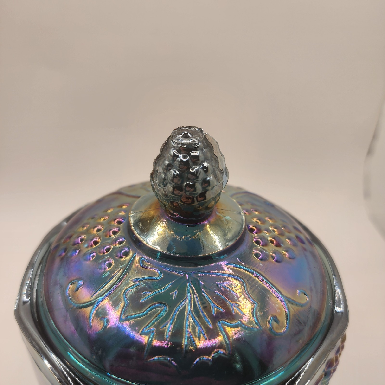 VTG INDIANA GLASS CARNIVAL GRAPE PATTERN BLUE IRIDESCENT 7.25″ TALL