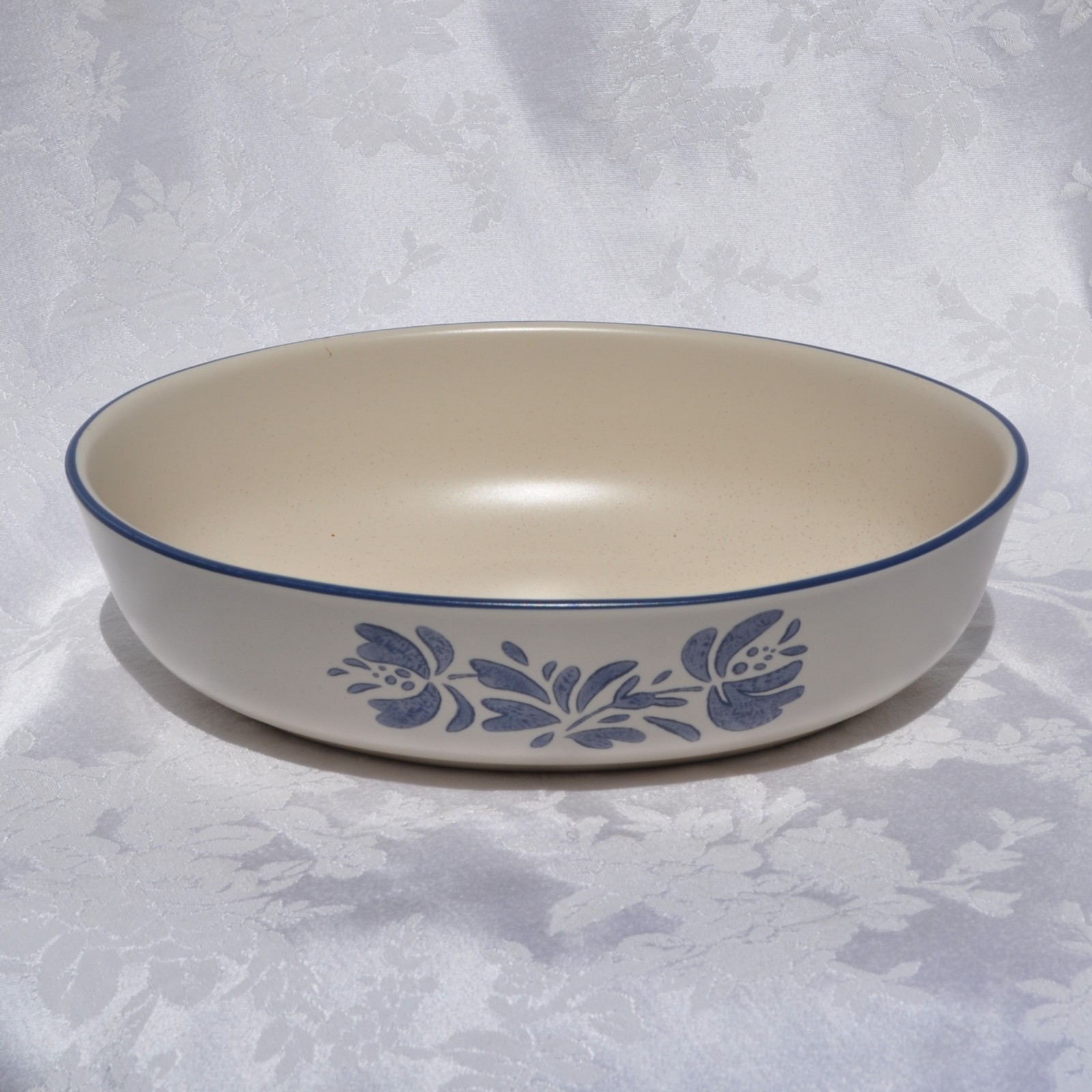 Pfaltzgraff Yorktowne Oval Serving Bowl 10″x7.25″x2.75″ Blue on Cream Stoneware