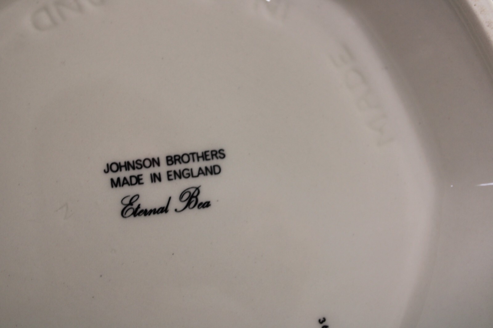 JOHNSON BROTHER Eternal Beau Soup Tureen w/lid (small chip see picture)