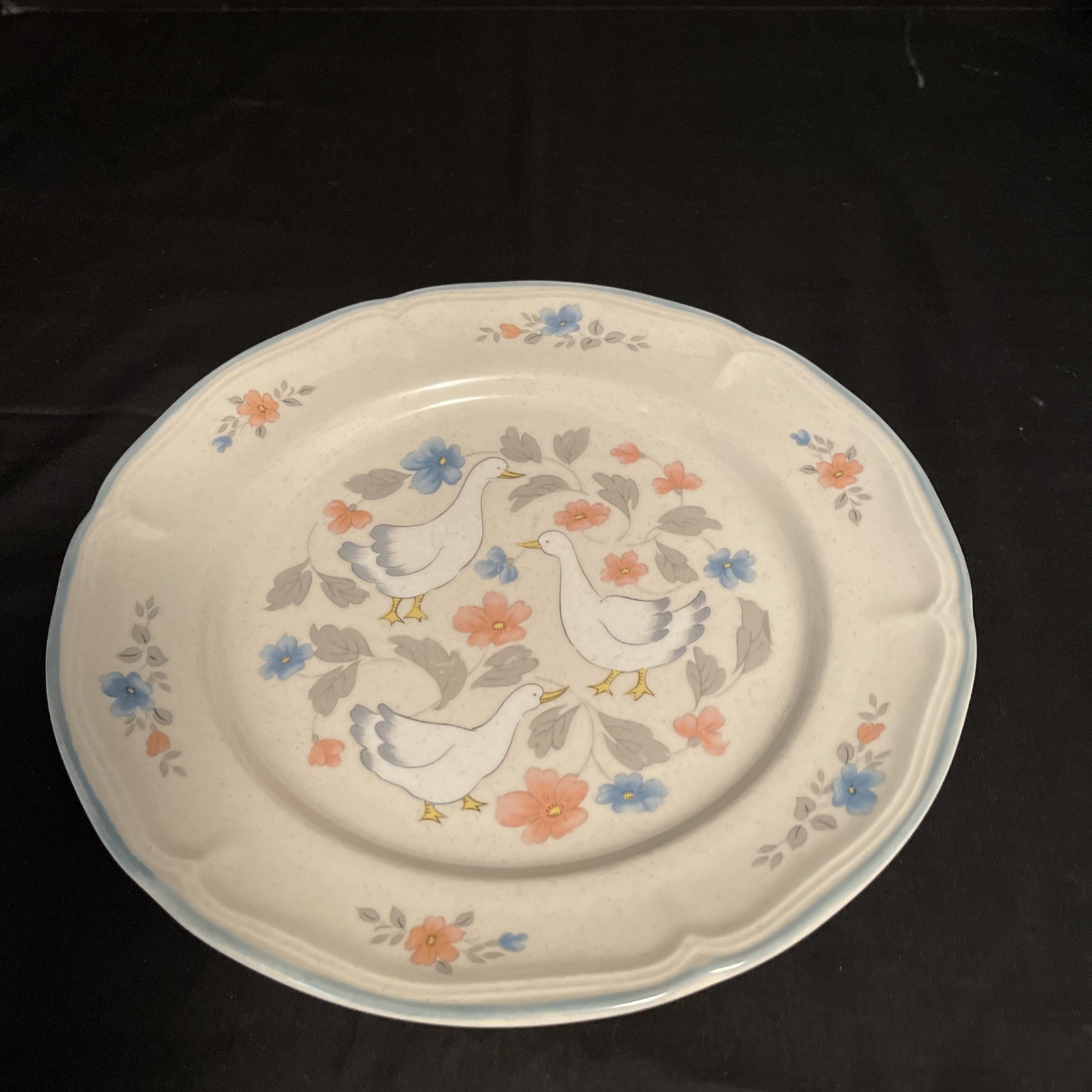 1988 COUNTRY CLASSICS ACTION COLLECTION DINNER PLATE 10 3/4 IN. PREOWNED
