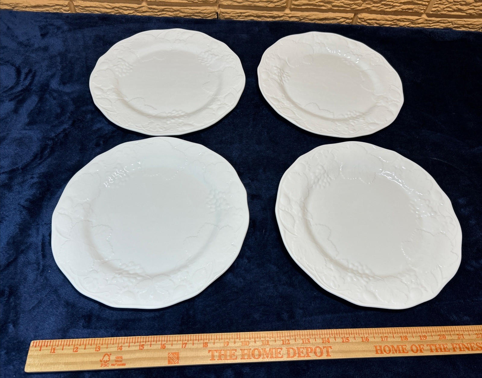 Wedgwood Strawberry & Vine Bone China England 11 1/8″ Dinner Plates, Set 4, EUC