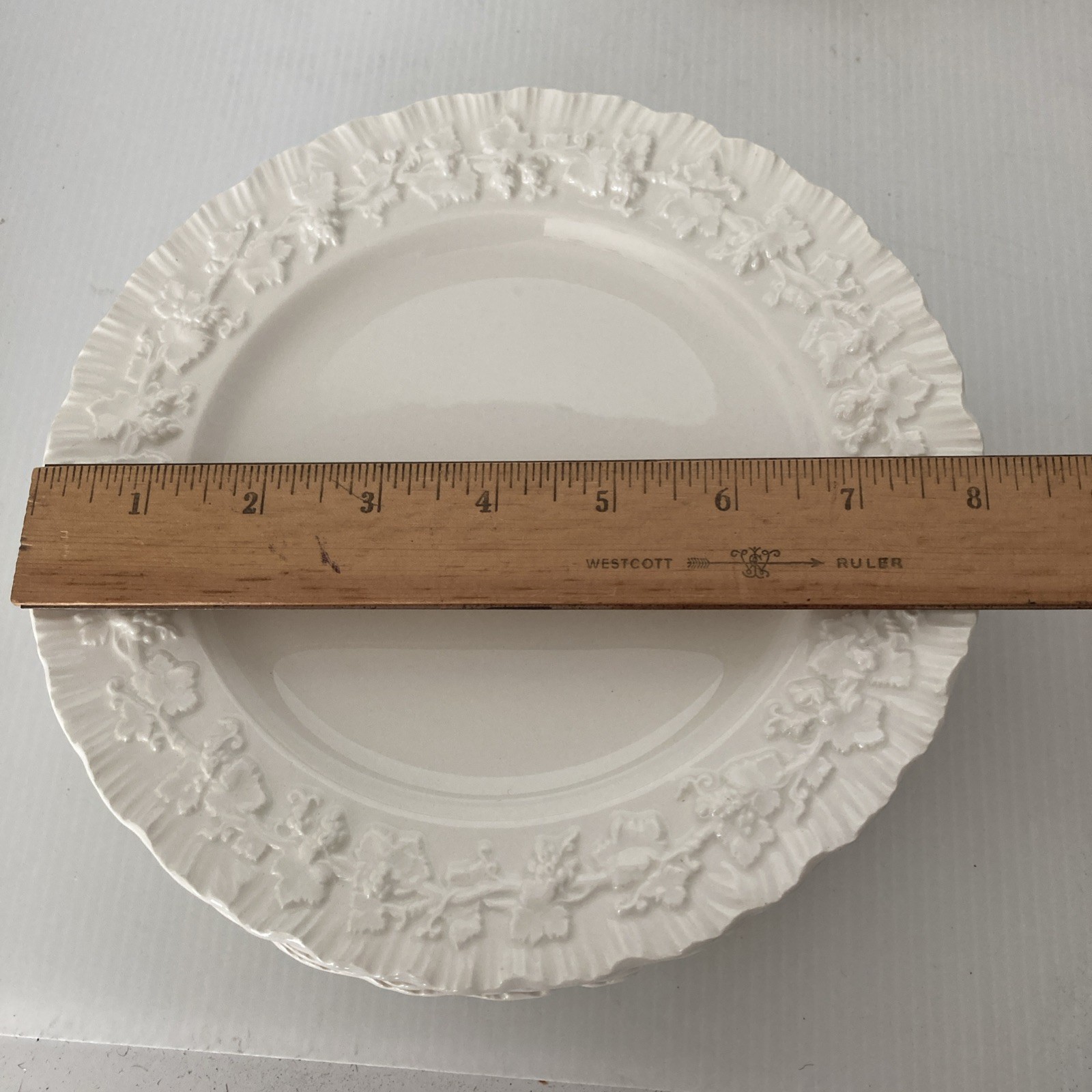 Set of 6 Wedgwood Queensware Cream/Cream Embossed Grape Vine 8″ Luncheon Plates