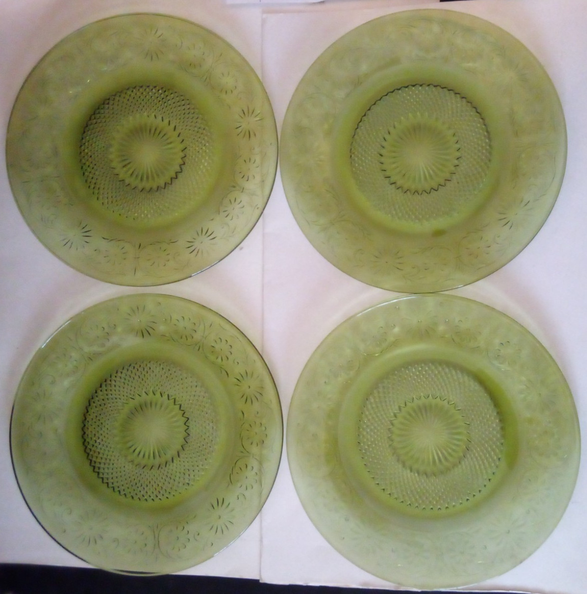 4 VTG TIARA INDIANA GLASS GREEN DAISY AVOCADO DINNER PLATES 9.25″ MCM ad