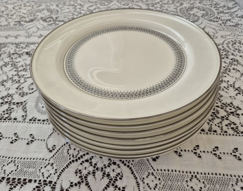 Set 8 Mikasa Cumberland A4-167 Dinner Plates Ivory White Black 10.5″ Everyday