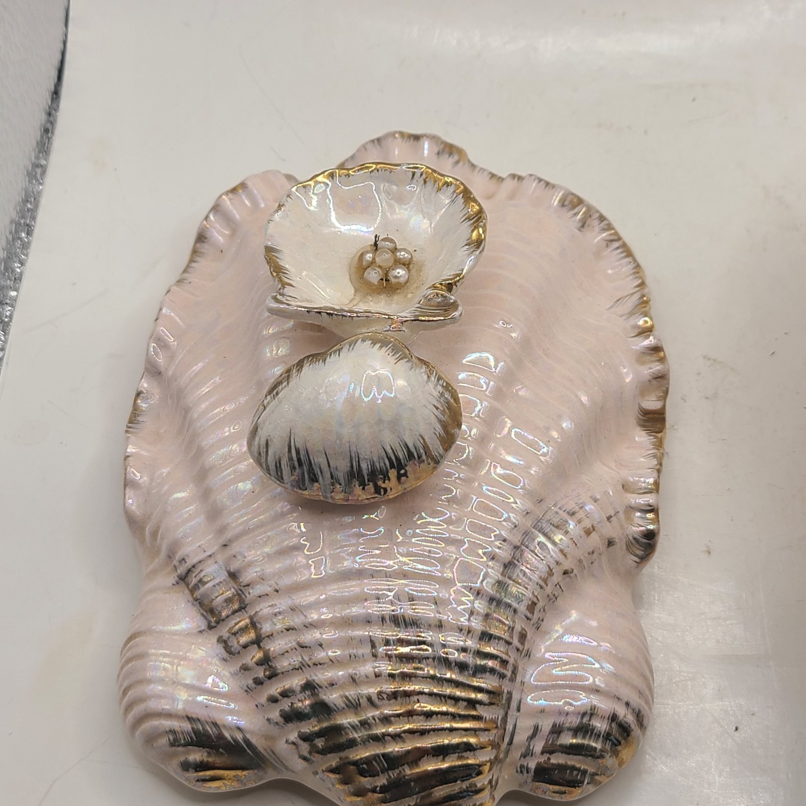 Shell lidded pink iridescent dish by Lipper and Mann. Gold trim. Japan. EUC