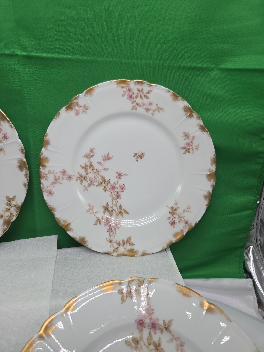 Haviland & Co. H & C LIMOGES France Four Dinner Plates 8 1/2″ Flowers Gold Trim