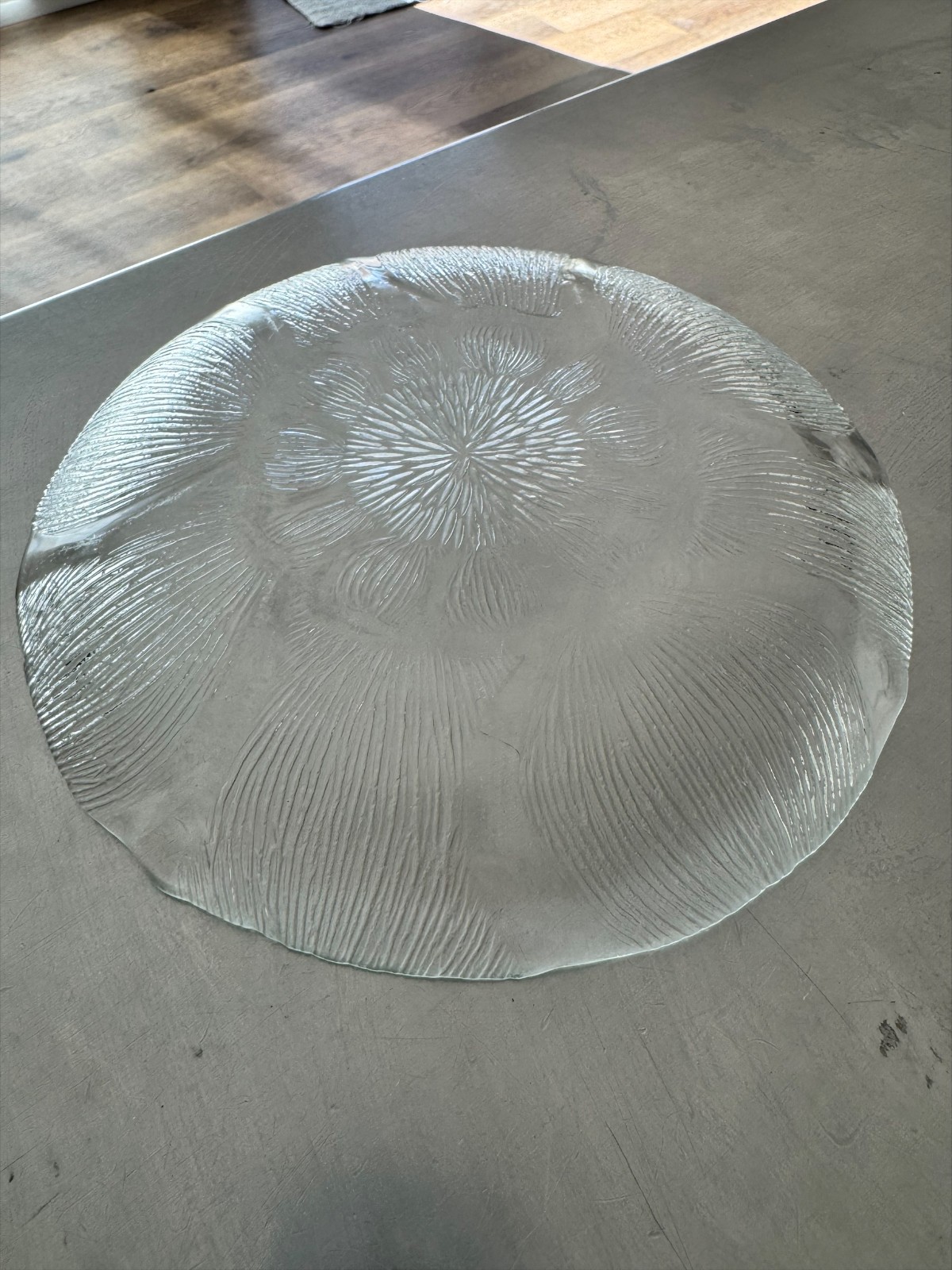 Arcoroc France Fleur Pressed Glass Plates Set Of 4 – Clear Floral Pattern 7.75″