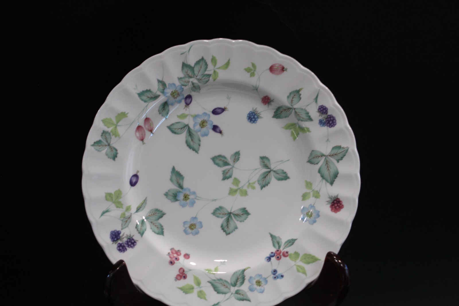 Mikasa Berry Festival 9 Salad Plates 8 3/8″
