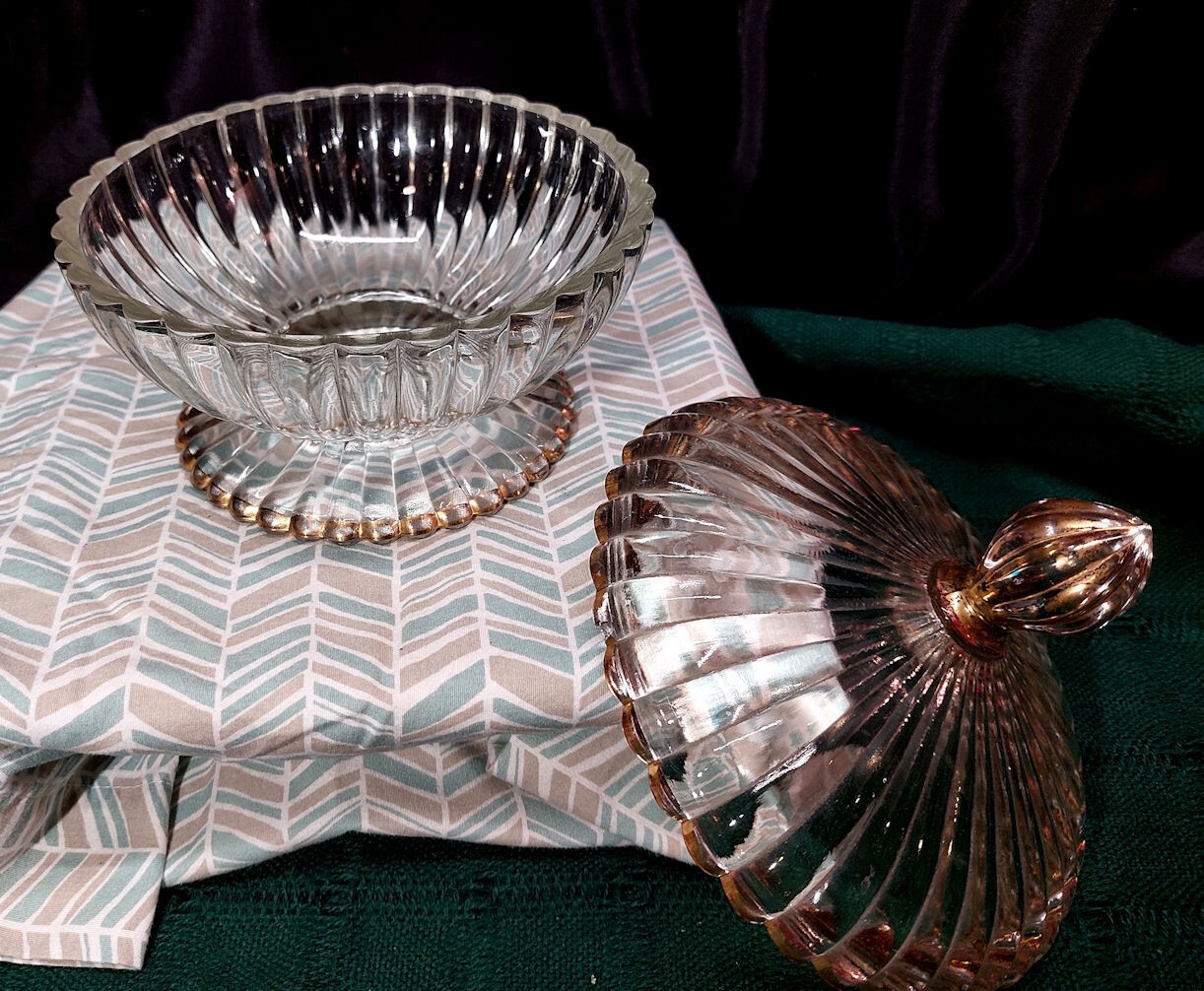 Anchor Hocking Pressed Glass Covered Nut / Candy Dish 7″dia -Reed w/Gold Trim EX