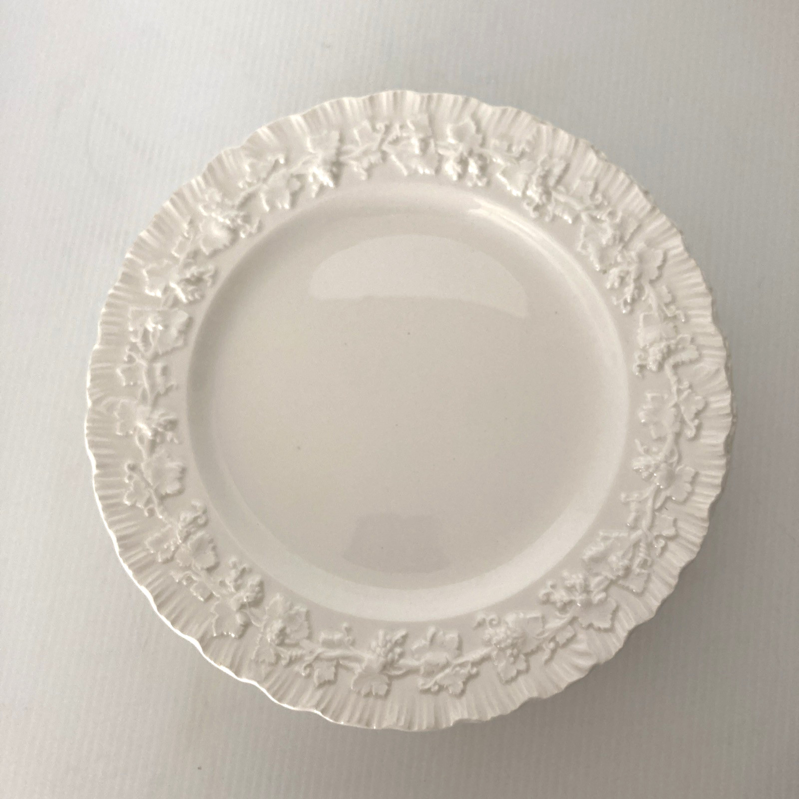 Set of 6 Wedgwood Queensware Cream/Cream Embossed Grape Vine 8″ Luncheon Plates