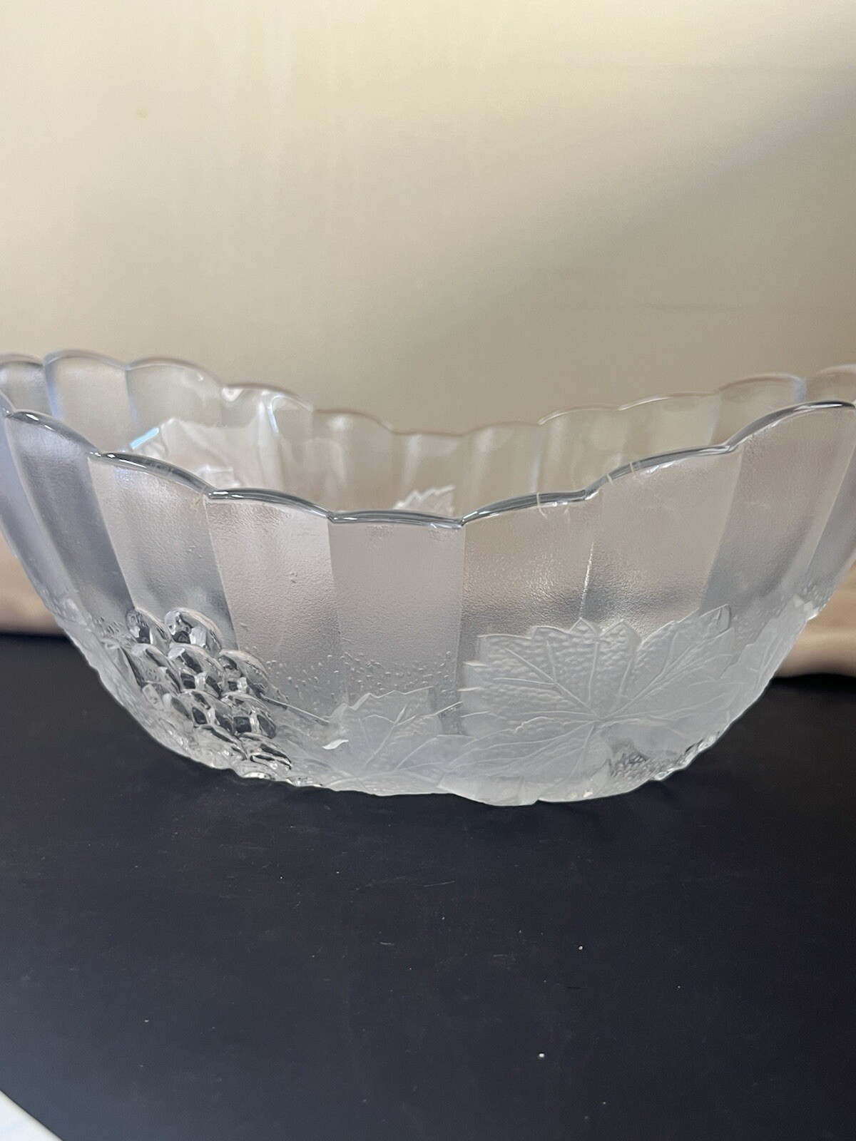 FROSTED GLASS GRAPES AND LEAVES OVAL FRUIT BOWL 10.5x8x4.5 (748)
