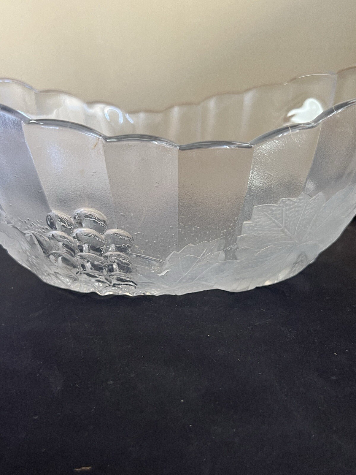 FROSTED GLASS GRAPES AND LEAVES OVAL FRUIT BOWL 10.5x8x4.5 (748)