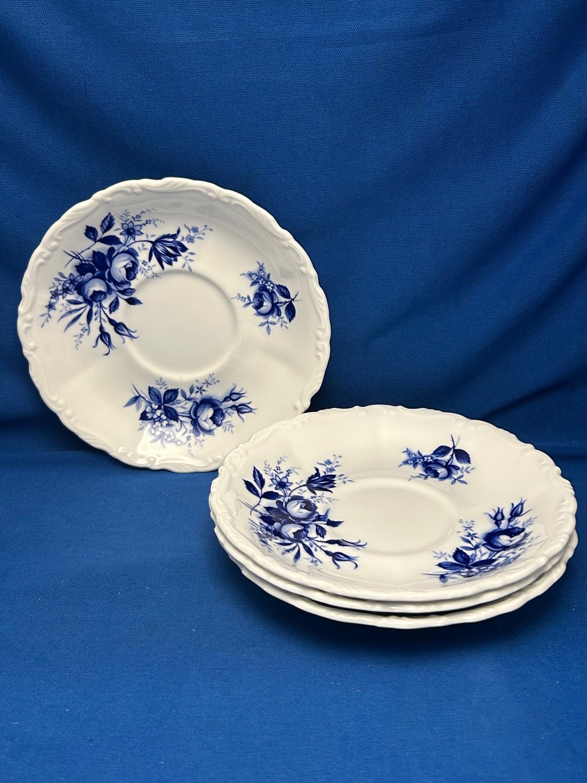 ROYAL ALBERT, CONNOISSEUR- SET OF 4 CUPS & SAUCERS ENGLISH BONE CHINA BLUE WHITE