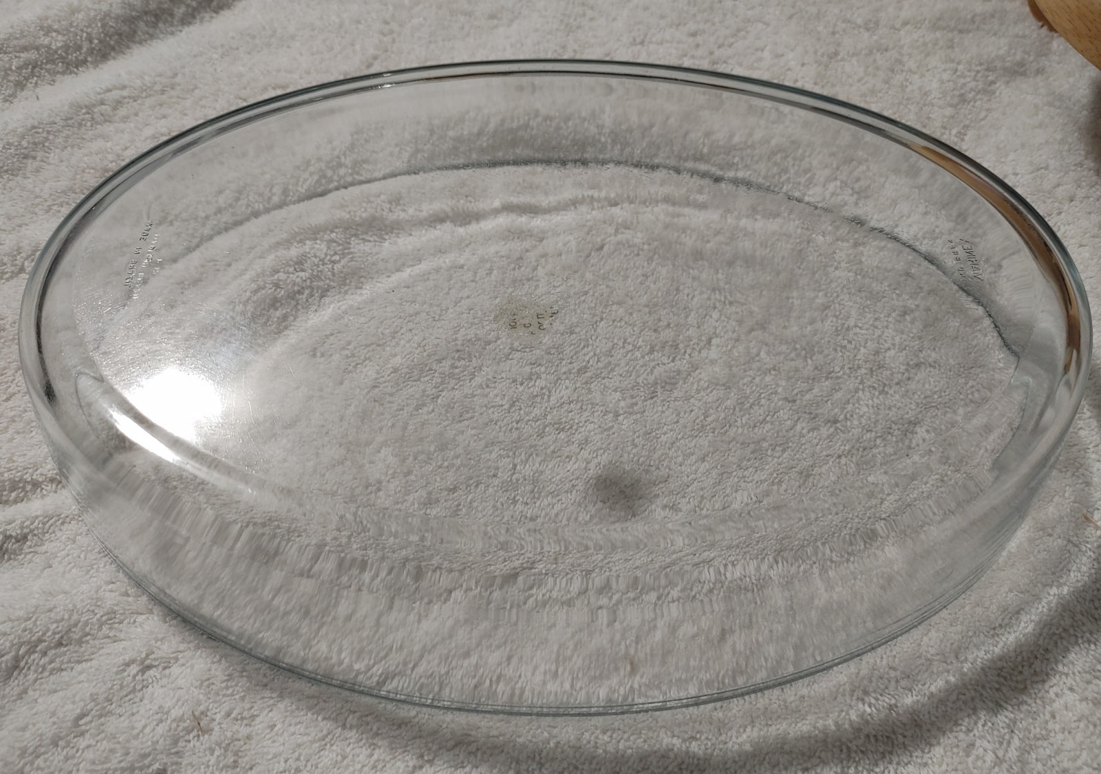 Lipper International 3-Quart Oval Glass Casserole With Beechwood Cradle/Pre-own