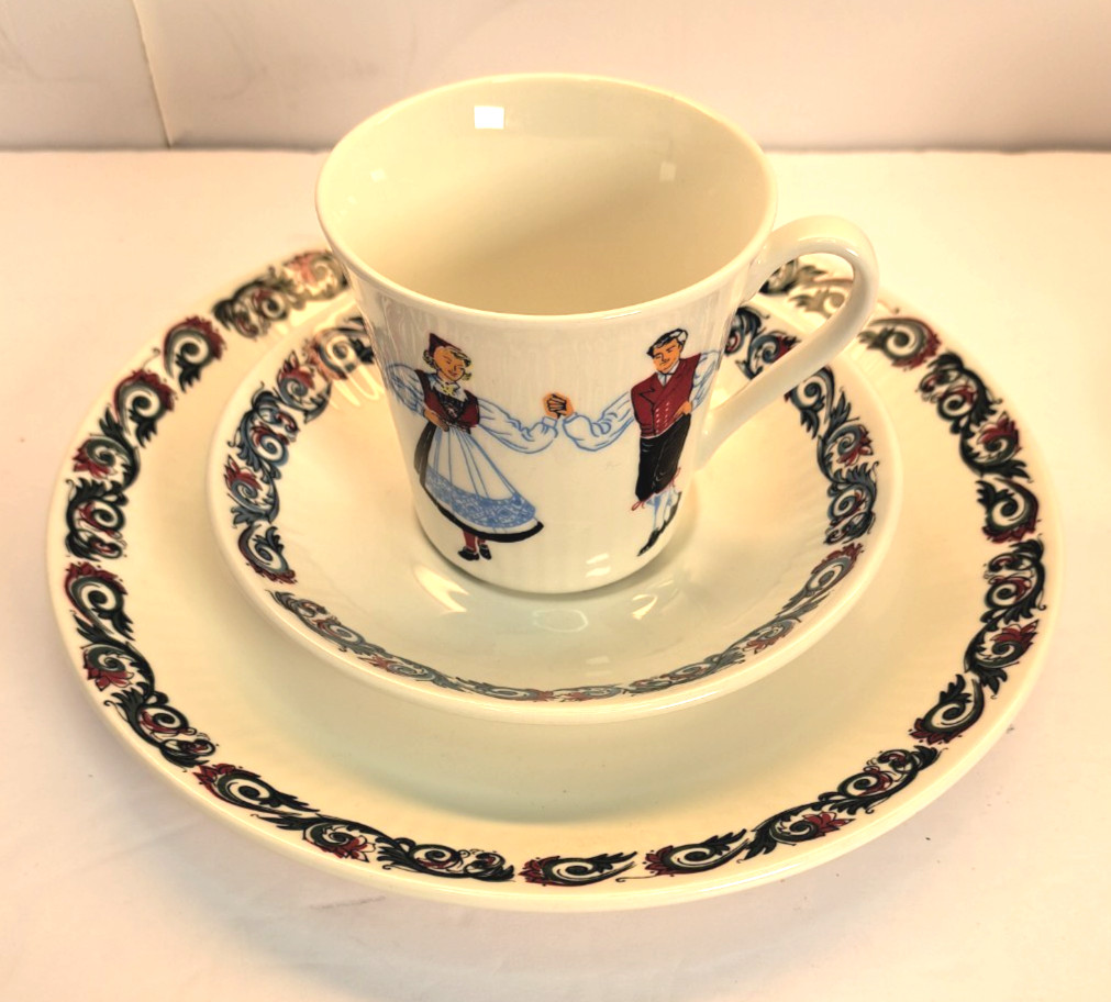 Figgjo Norway 17 Pc Set Hardanger Dancers 6 Ea Cup / Saucer 3 Salad Plate Tray +