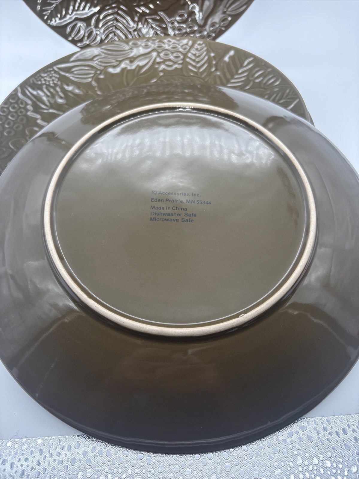Set of 4 IQ Accessories 10 5/8” Dinner Plates Plates Olive Green Embossed Leaves