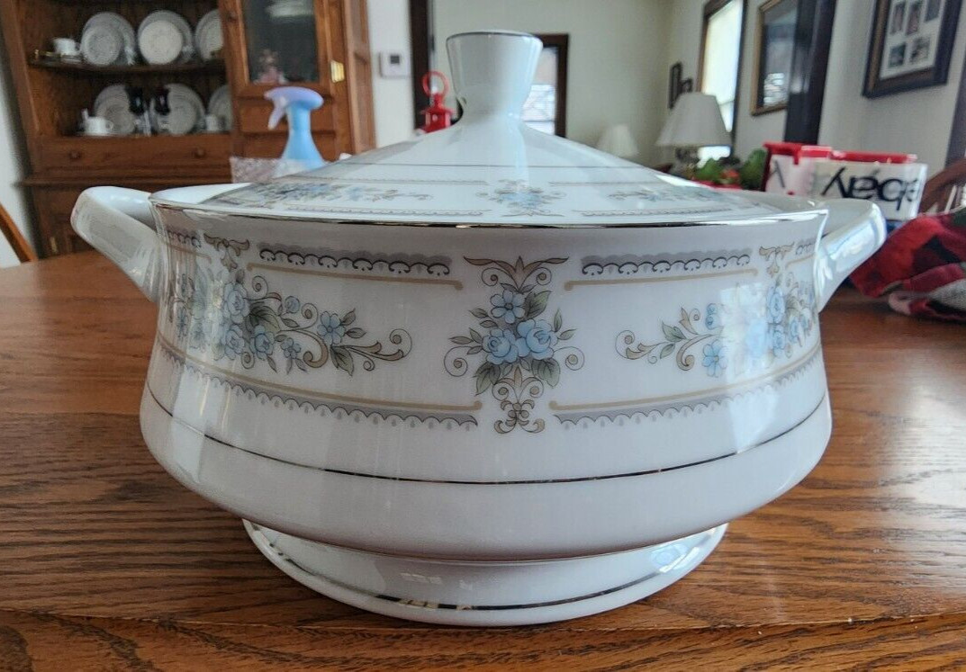 Elington Casserole 2 qt. Covered Wade Fine Porcelain White Blue Platinum Trim !
