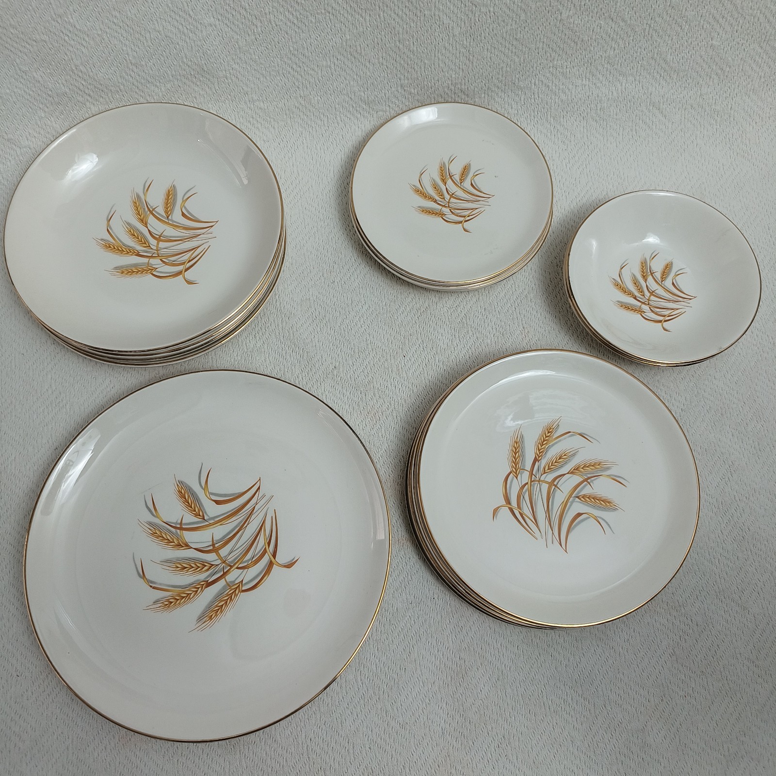 Golden Wheat Dish Set by Homer Laughlin, 16 Pieces