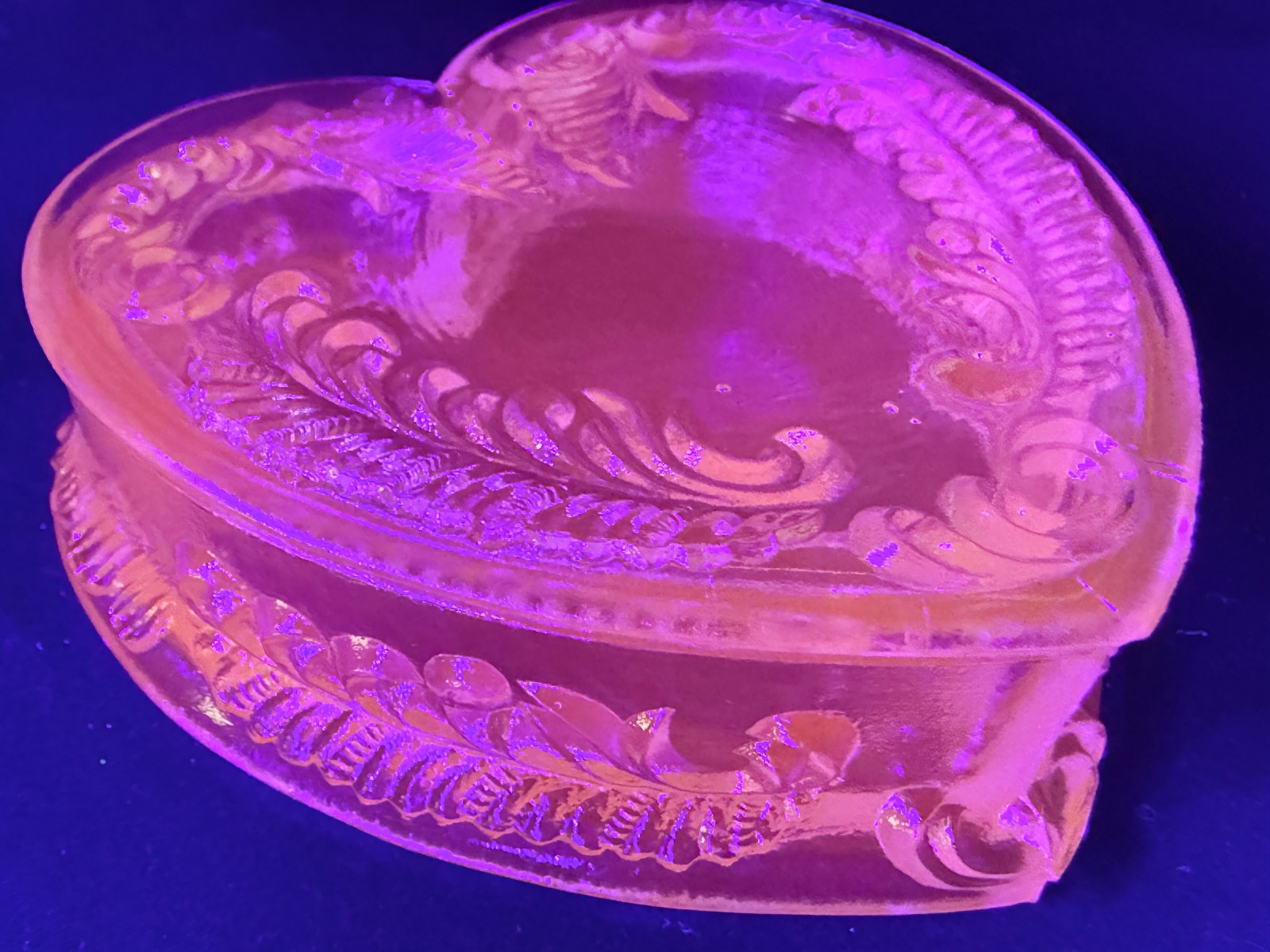 Green Vaseline Uranium art glass Heart Powder makeup box candy dish jewelry glow