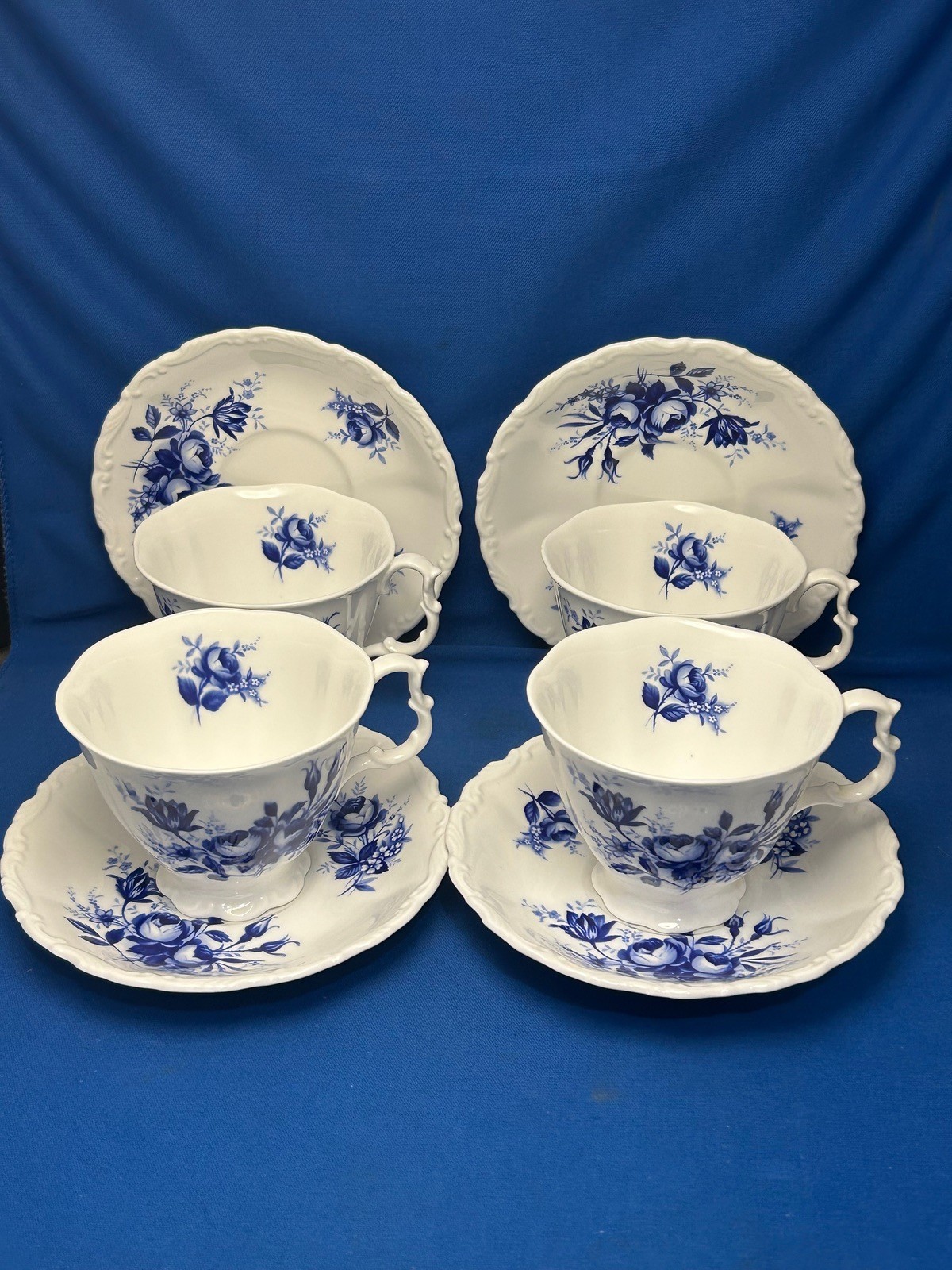 ROYAL ALBERT, CONNOISSEUR- SET OF 4 CUPS & SAUCERS ENGLISH BONE CHINA BLUE WHITE