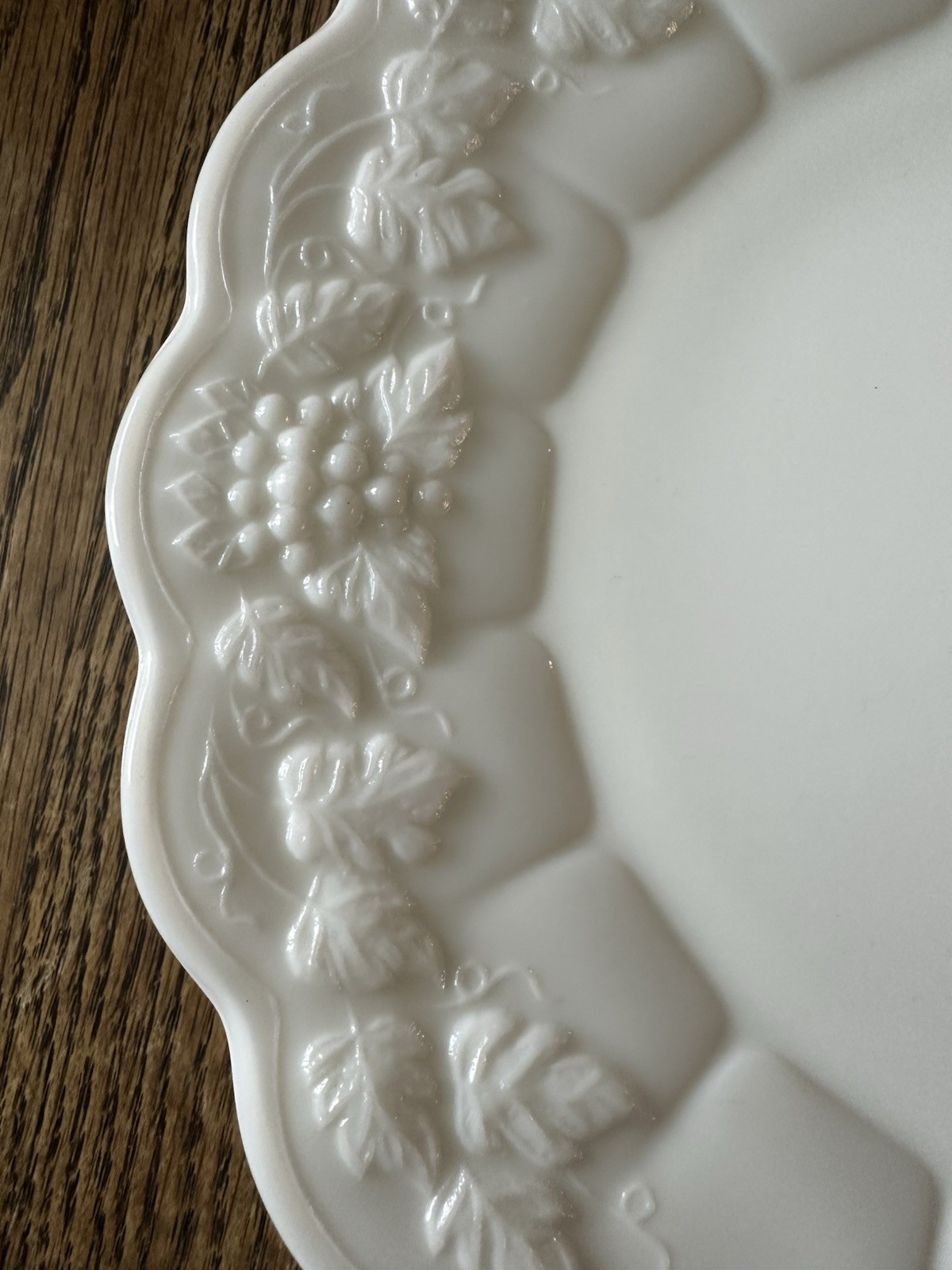 Westmoreland Milk Glass Grape Paneled Dinner Plate Excellent condition 10”