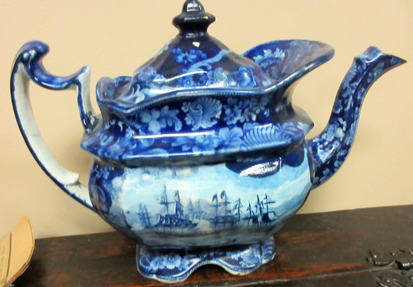 ANTIQUE HISTORICAL BLUE TEAPOT “MCDONOUGH’S VICTORY” AMERICAN VIEW , WAR OF 1812