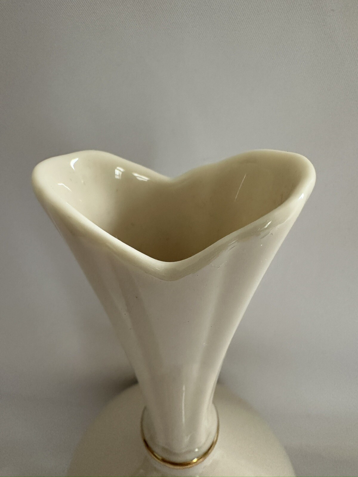 Lenox Holly Berry Fluted Round Bud Vase w/24kt Gold Trim 8” Holiday Christmas