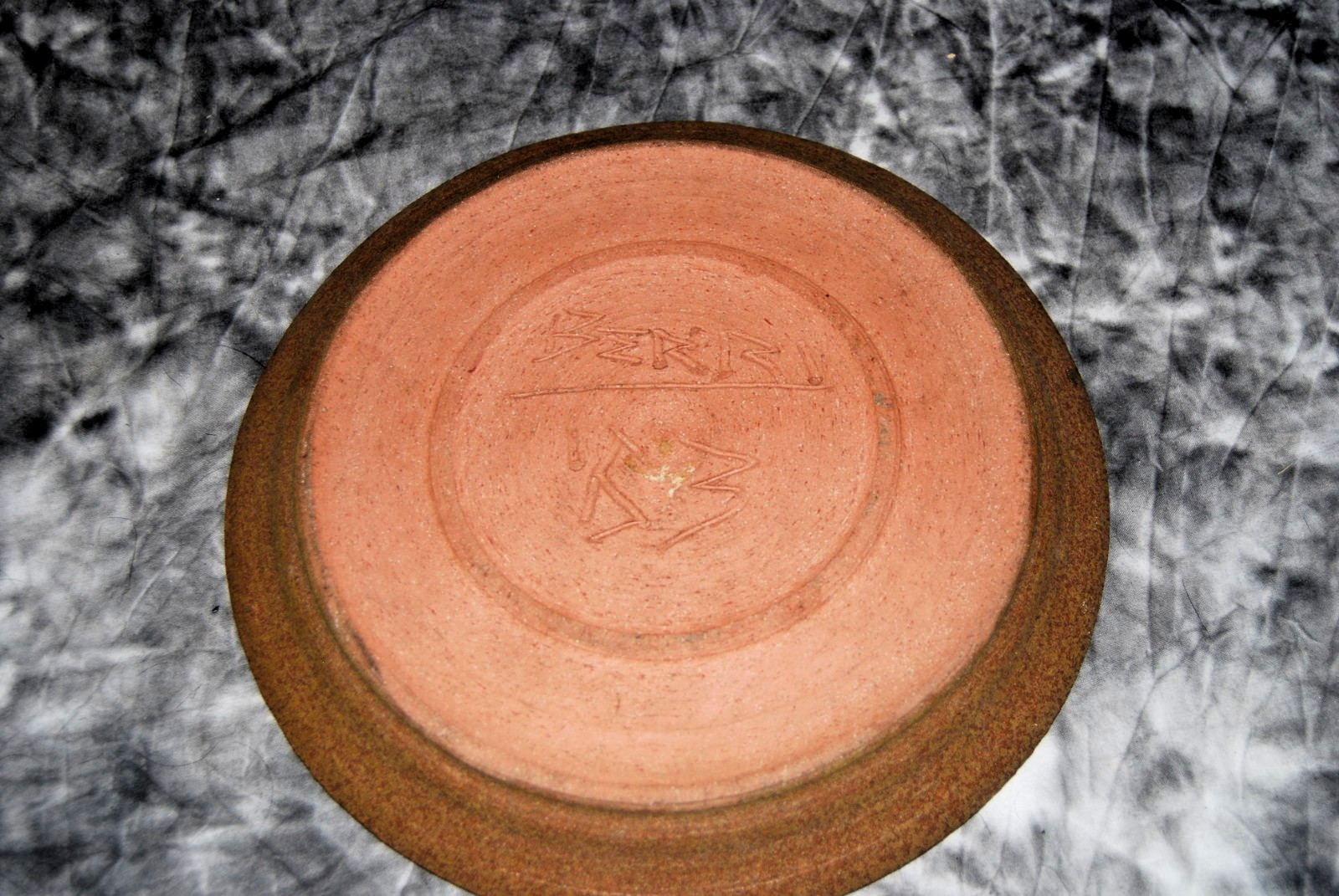 Vintage 1963 Studio Pottery 10″ Plate Signed BERRY String Pressed MCM Abstract