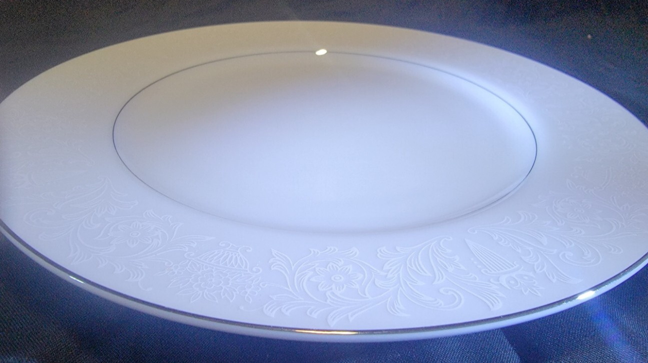 Vintage Crown Victoria Lovelace Fine China Dinner Plates 10 1/4” JAPAN 1002
