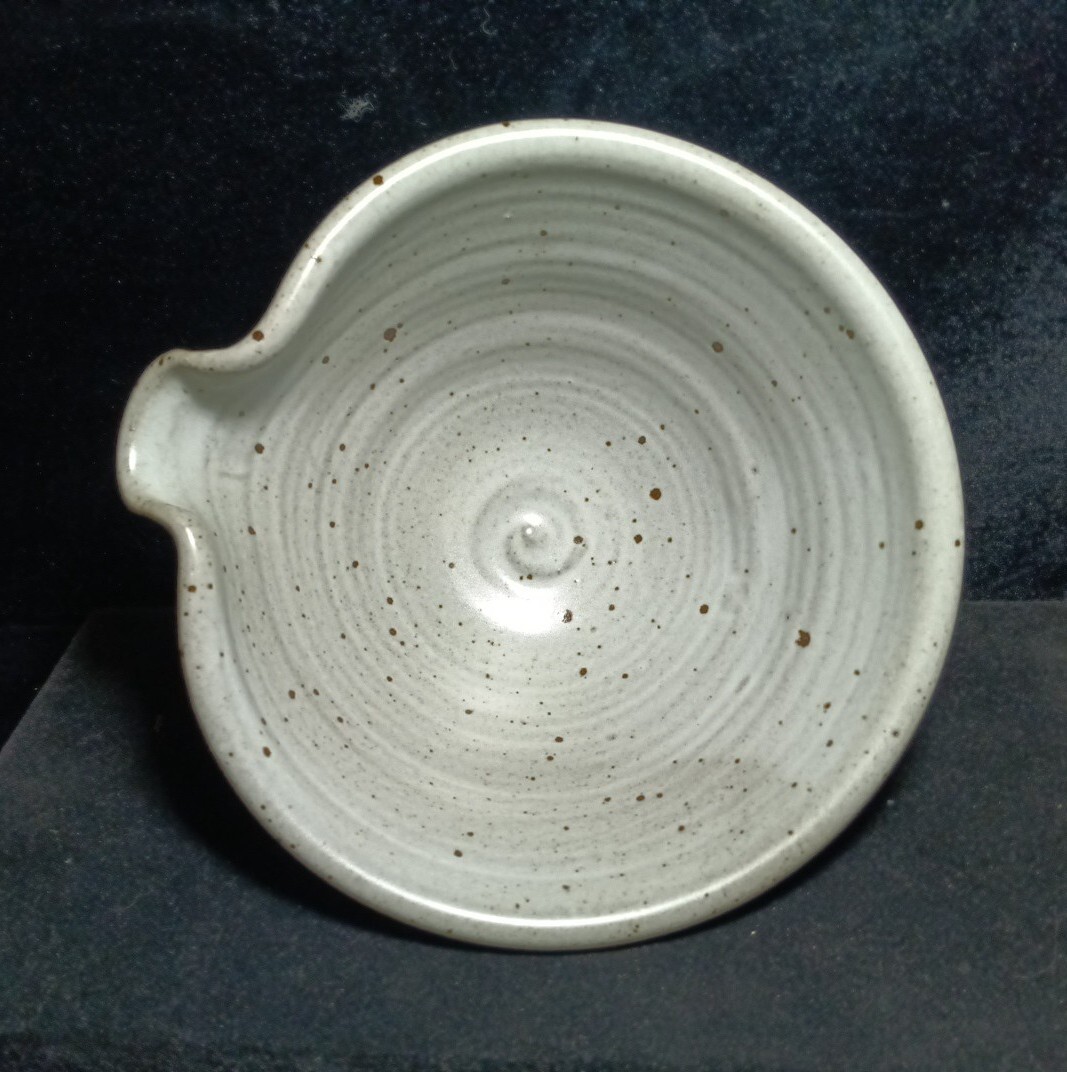 Pottery 8.25”W Mixing Bowl With Spout Floral Decor 4.25″H