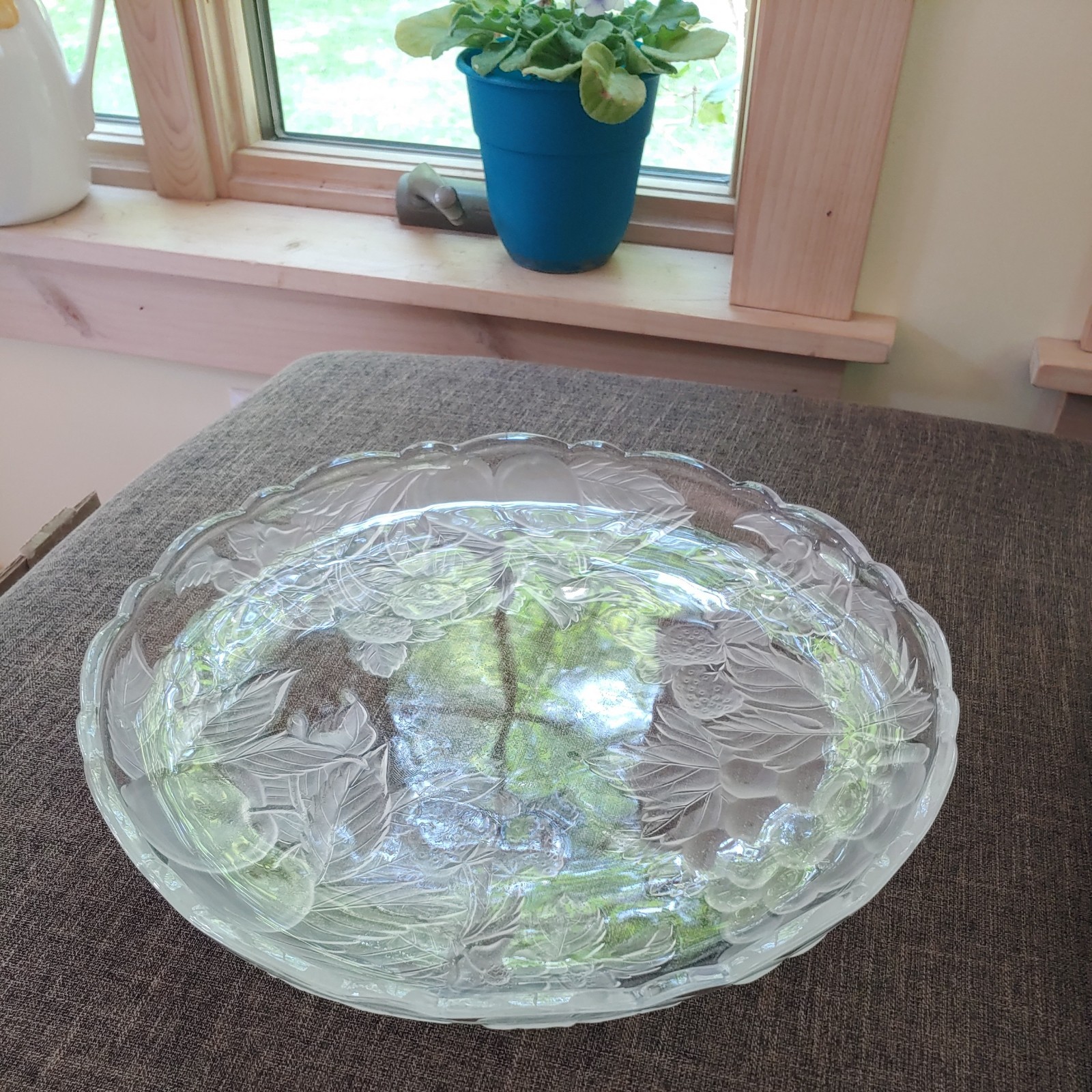 Vintage 14” Berries & Grapes Serving Platter Clear & Frosted