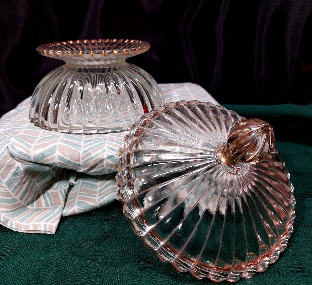 Anchor Hocking Pressed Glass Covered Nut / Candy Dish 7″dia -Reed w/Gold Trim EX