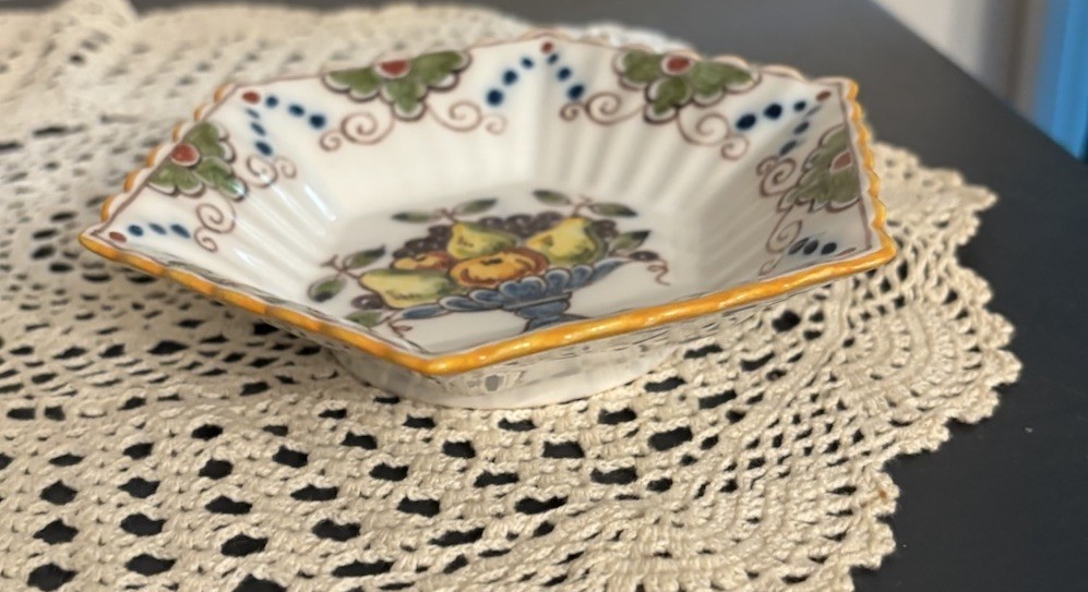 TICHELAAR MAKKUM Small Wall Plate Bowl Of Fruit Hexagonal Shape Signed 5 In