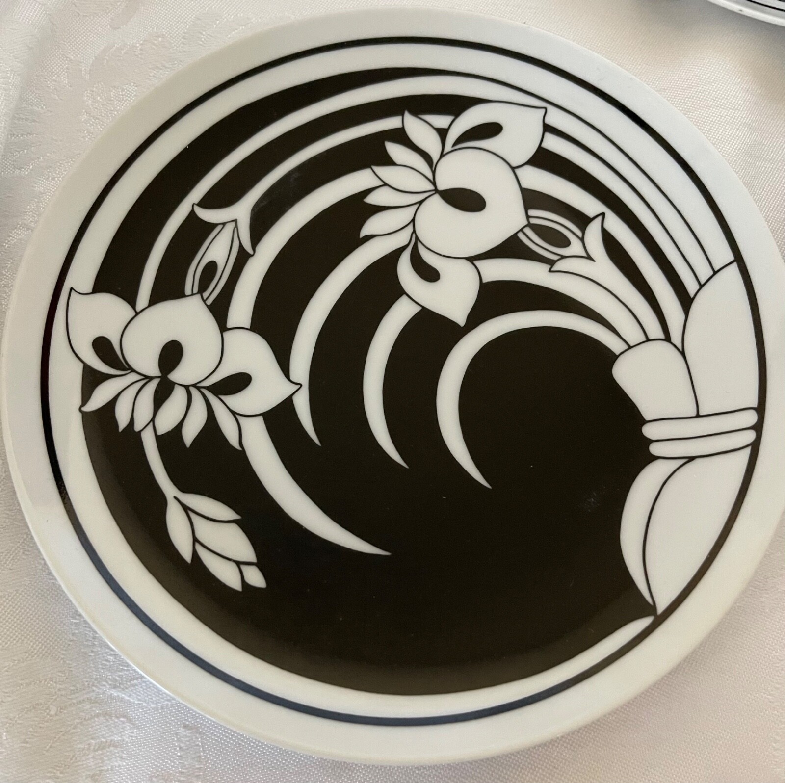 Vintage 1960s NEIMAN-MARCUS – Set of 5 Stylized Black & White Floral 7.5″ Plates