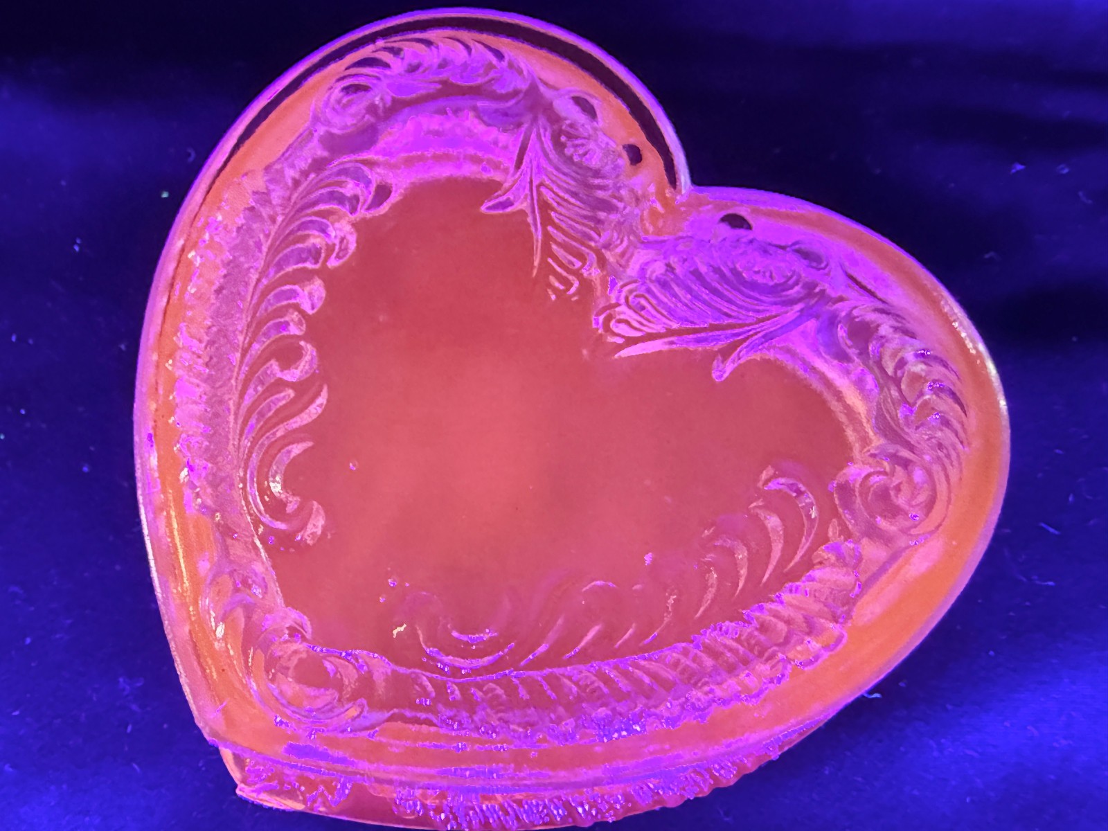 Green Vaseline Uranium art glass Heart Powder makeup box candy dish jewelry glow