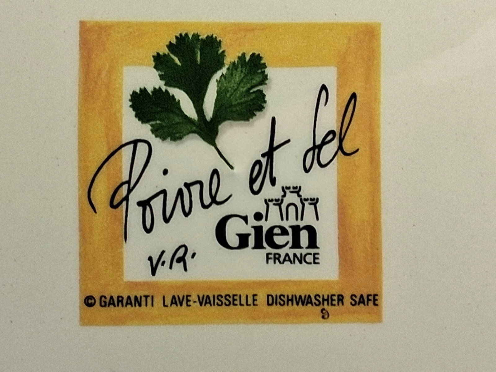 Gien France Poivre Et Sel Garlic Design 8 3/4″ Salad Plate Scalloped Edge