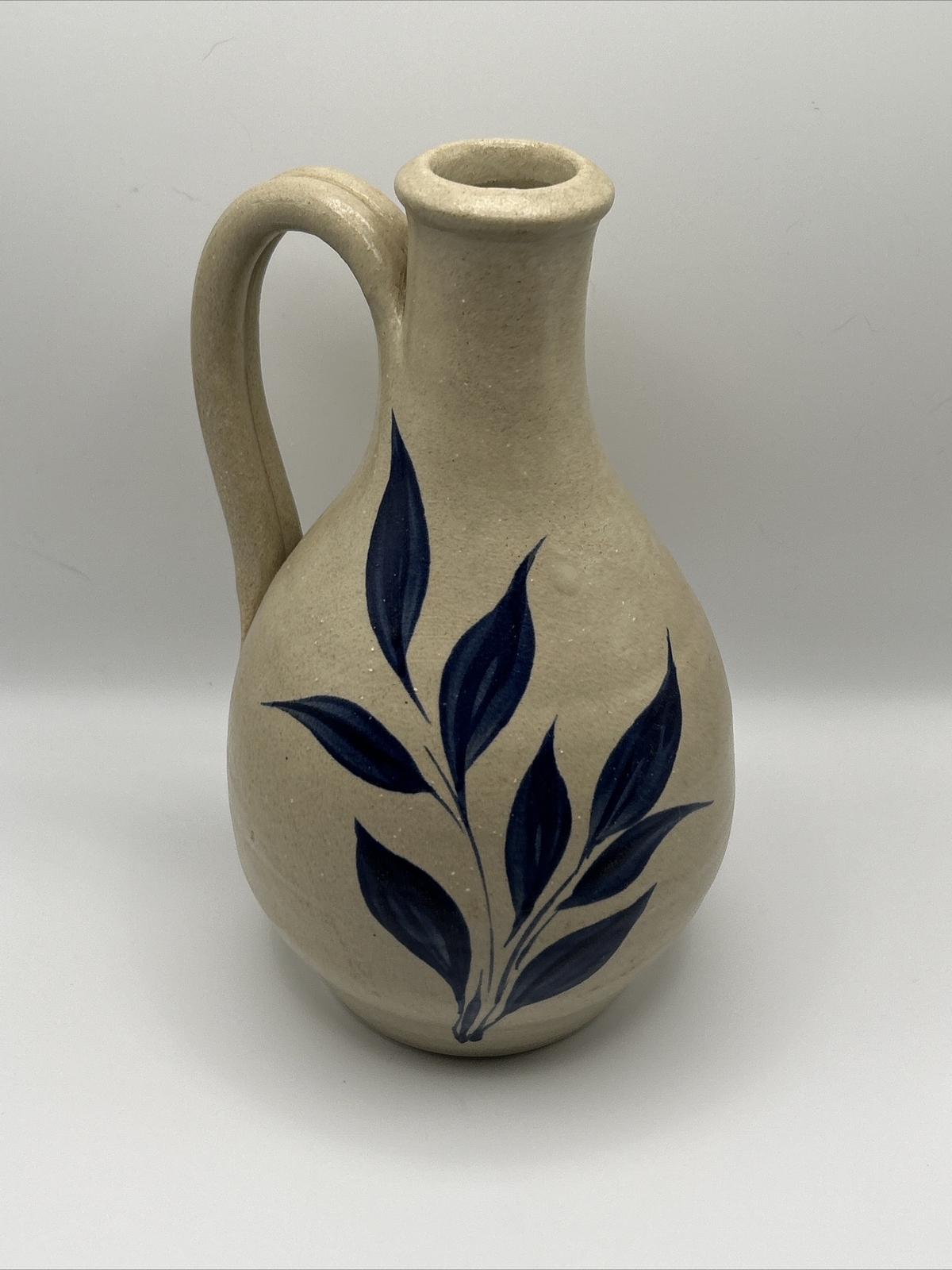 Williamsburg Pottery 7″ Cobalt Tan Gray Salt Glaze Pitcher Vase Jug Blue Leaves