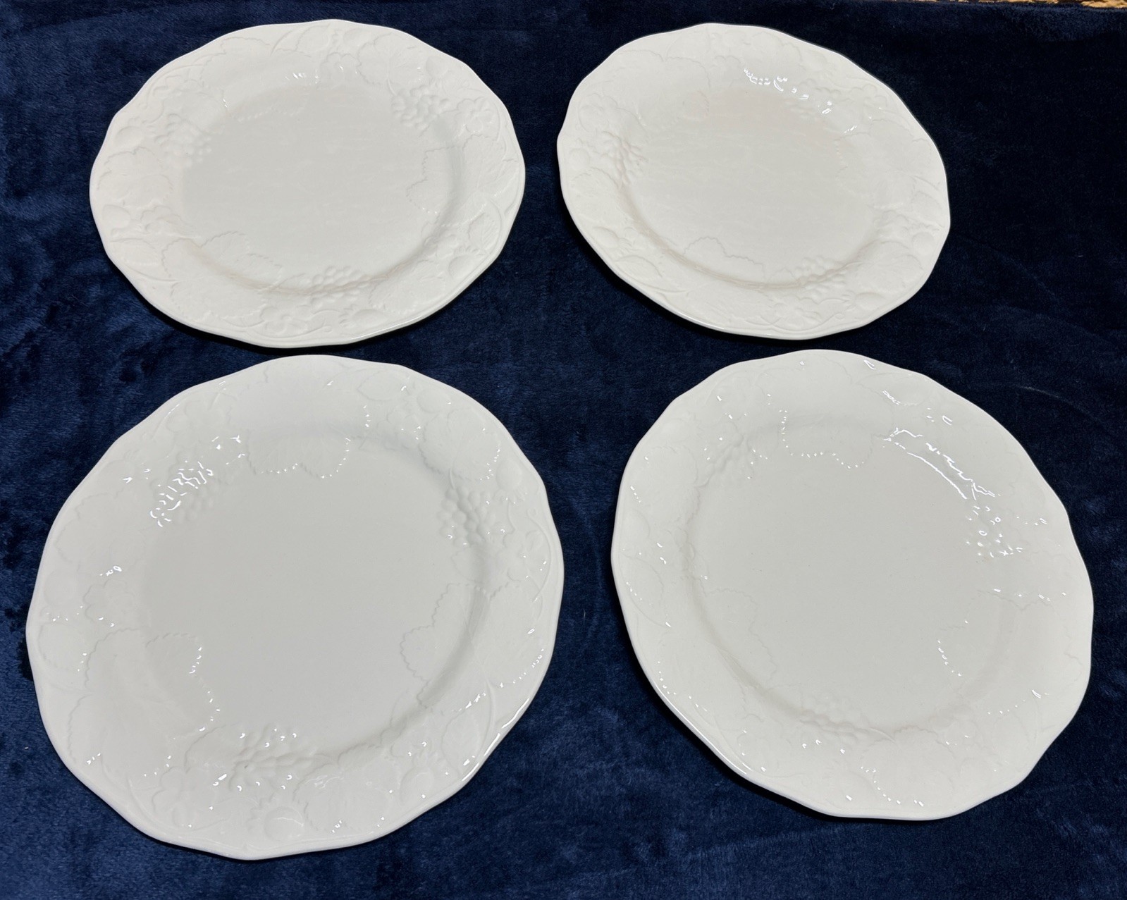 Wedgwood Strawberry & Vine Bone China England 11 1/8″ Dinner Plates, Set 4, EUC