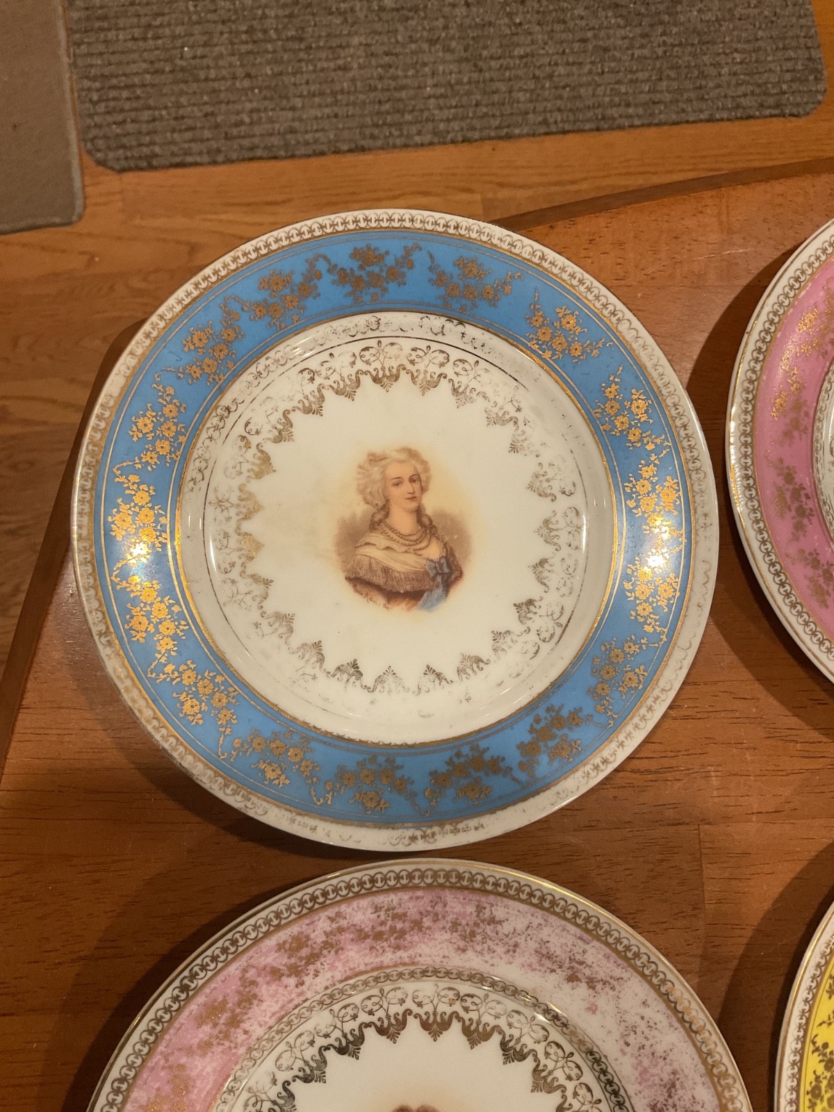 Set of 6 Victoria Carlsbad Gilt Portrait Plates, 1894-1918 – named portraits