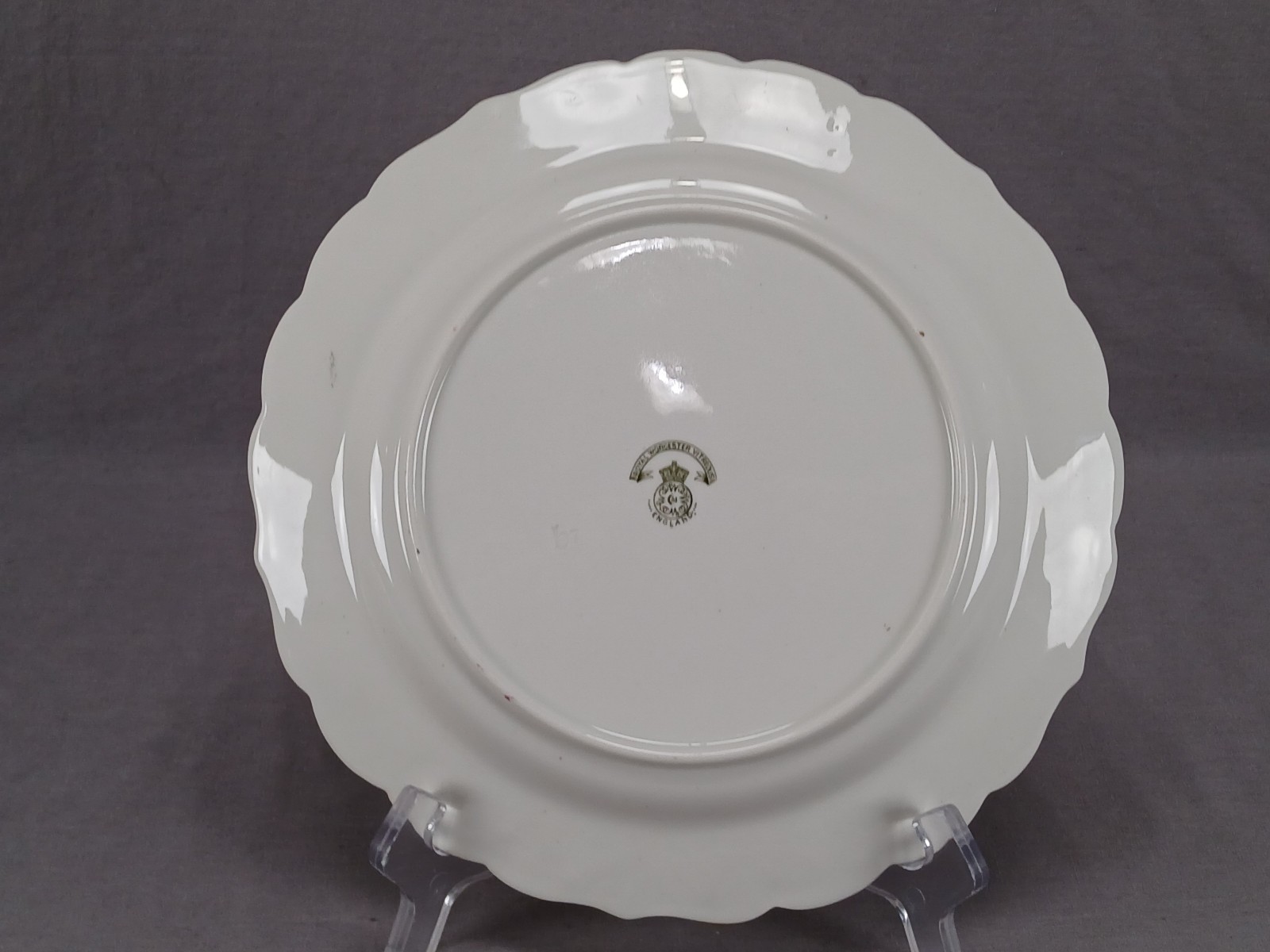 Royal Worcester Hand Painted Fish Relief Molded Seaweed Gold 9 1/8 Inch Plate B