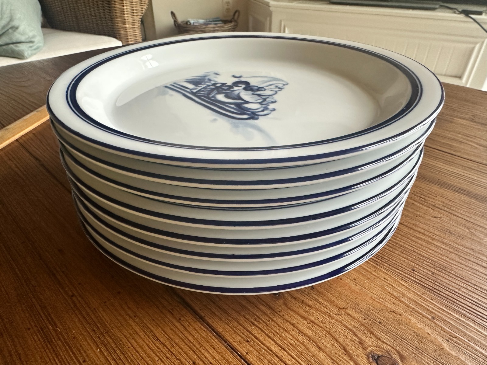 Dansk Bistro Christmas 8 3/4″ Lunch / Salad Plates Set of 8 Santa Blue White Exc