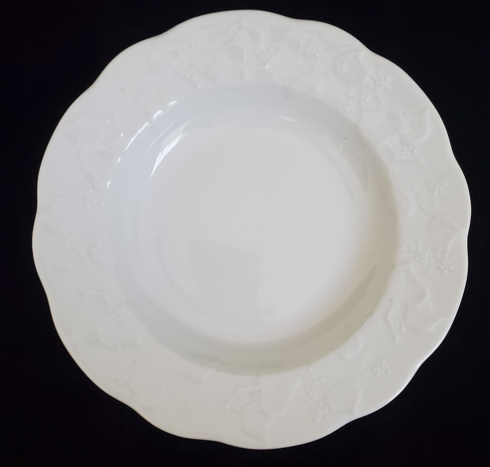 (8) DANSK LIMOGES LIERRE SAUVAGE IVY WHITE RIM EMBOSSED 8 3/4″ BOWLS FRANCE