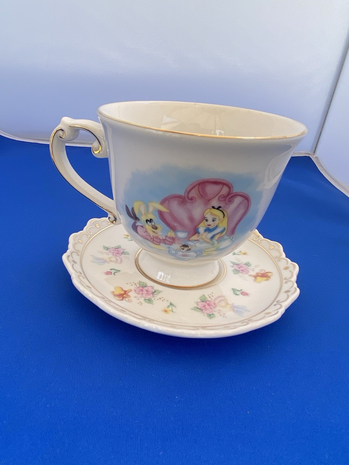ALICE IN WONDERLAND Tea Cup & Saucer Set Disneyland Excellent Cond. L@@k L@@K!!