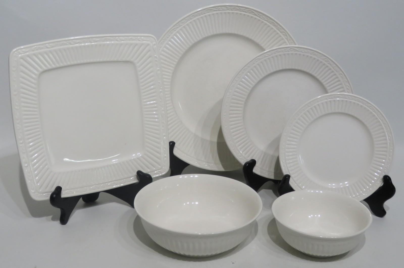 Mikasa “Italian Countryside” 10.25″ Covered Casserole White Scrolled Rim