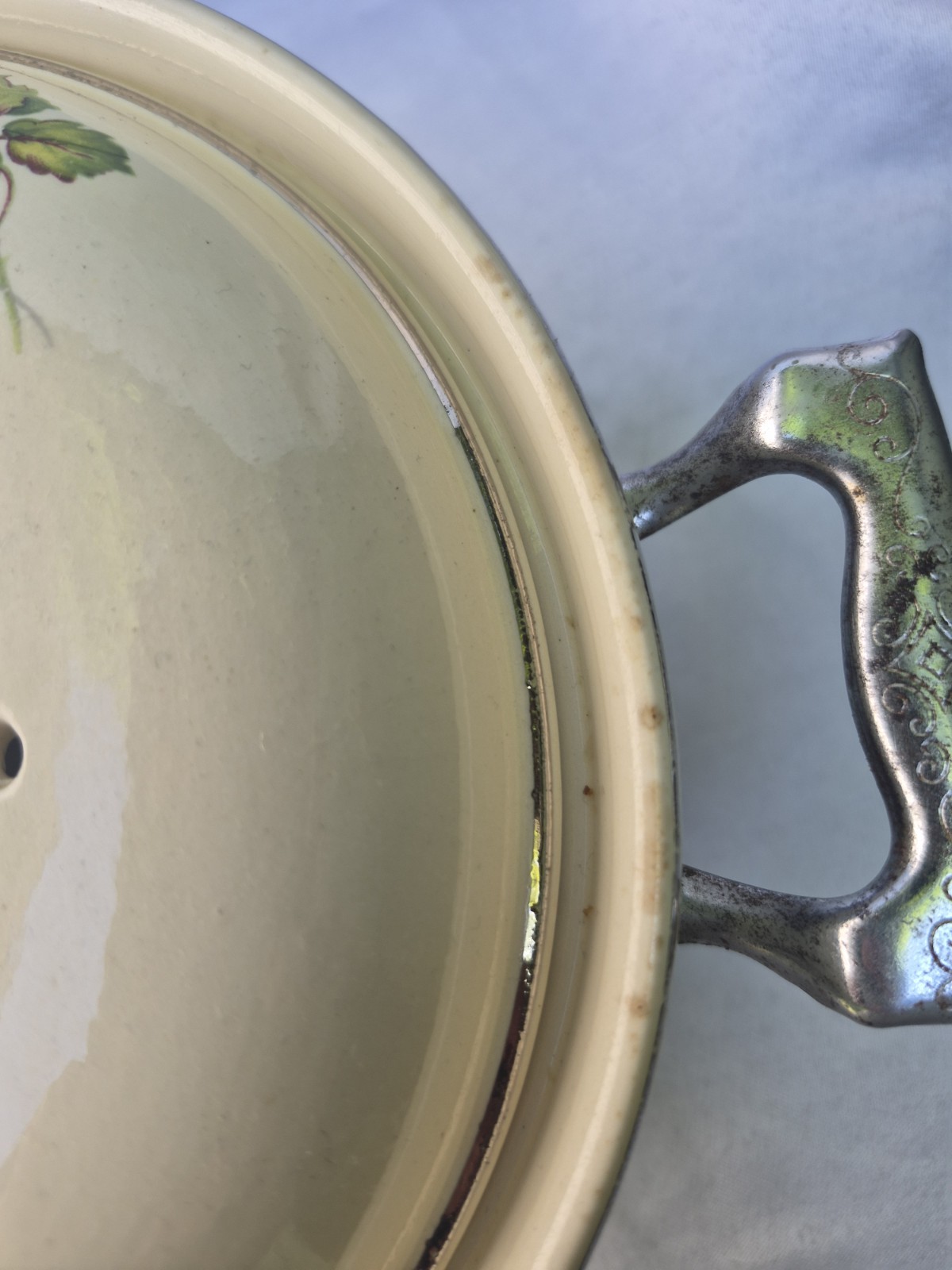 Round Floral Ceramic Casserole w/ Lid, Metal Holder Handles, Beige/Silver
