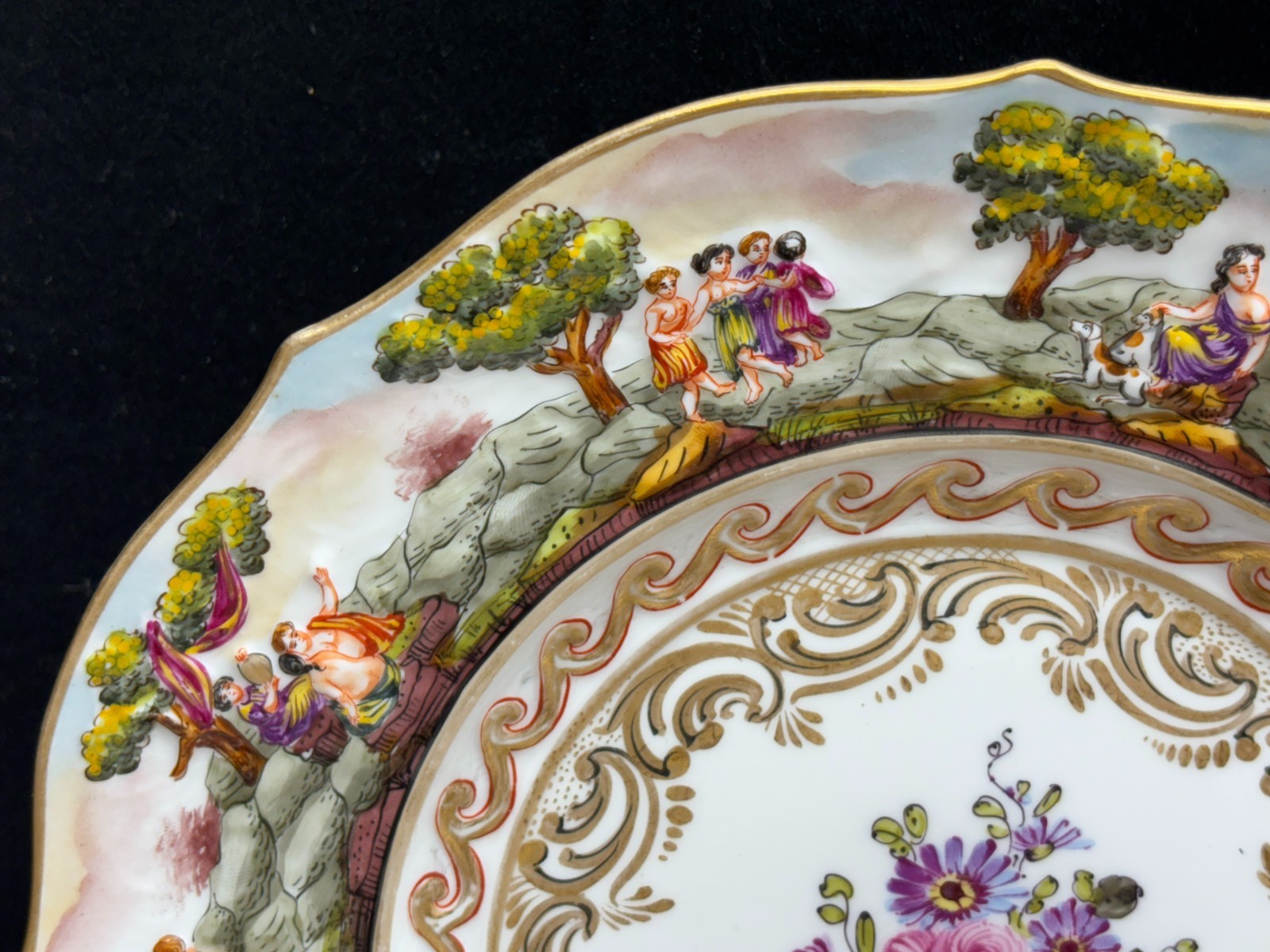 Capodimonte “CHERUBS” Antique Porcelain ~ Set of 4 ~ Lunch Plates ~ 8 3/4″