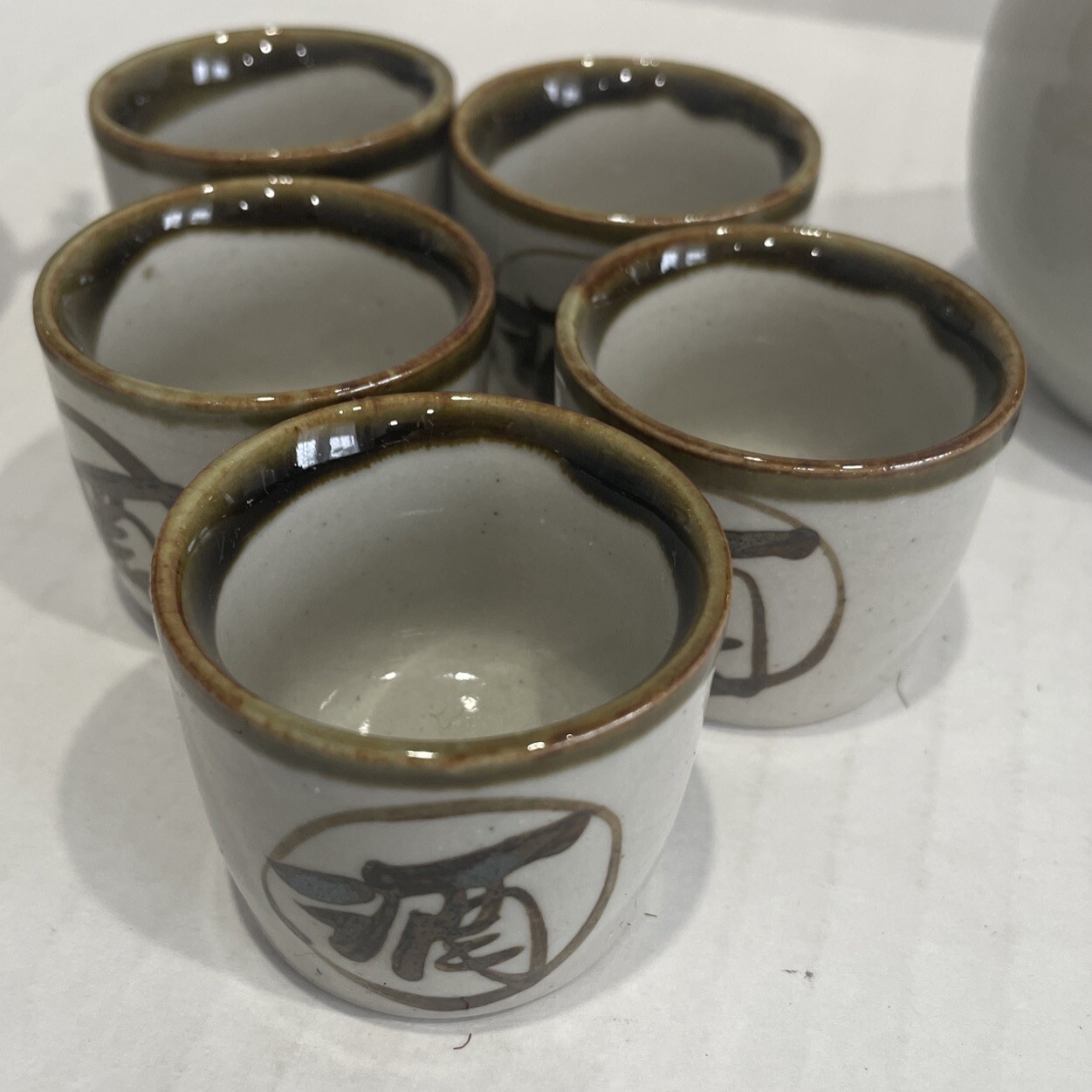 2 Yokohama Kanji Japanese Saki Pot with 5 Cups Pots 4 1/2 In Great condition